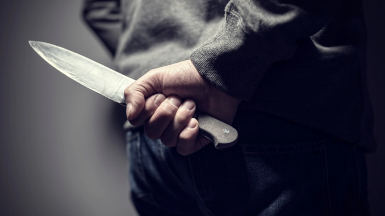 Пиян мъж заплашва деца с нож в Първомай