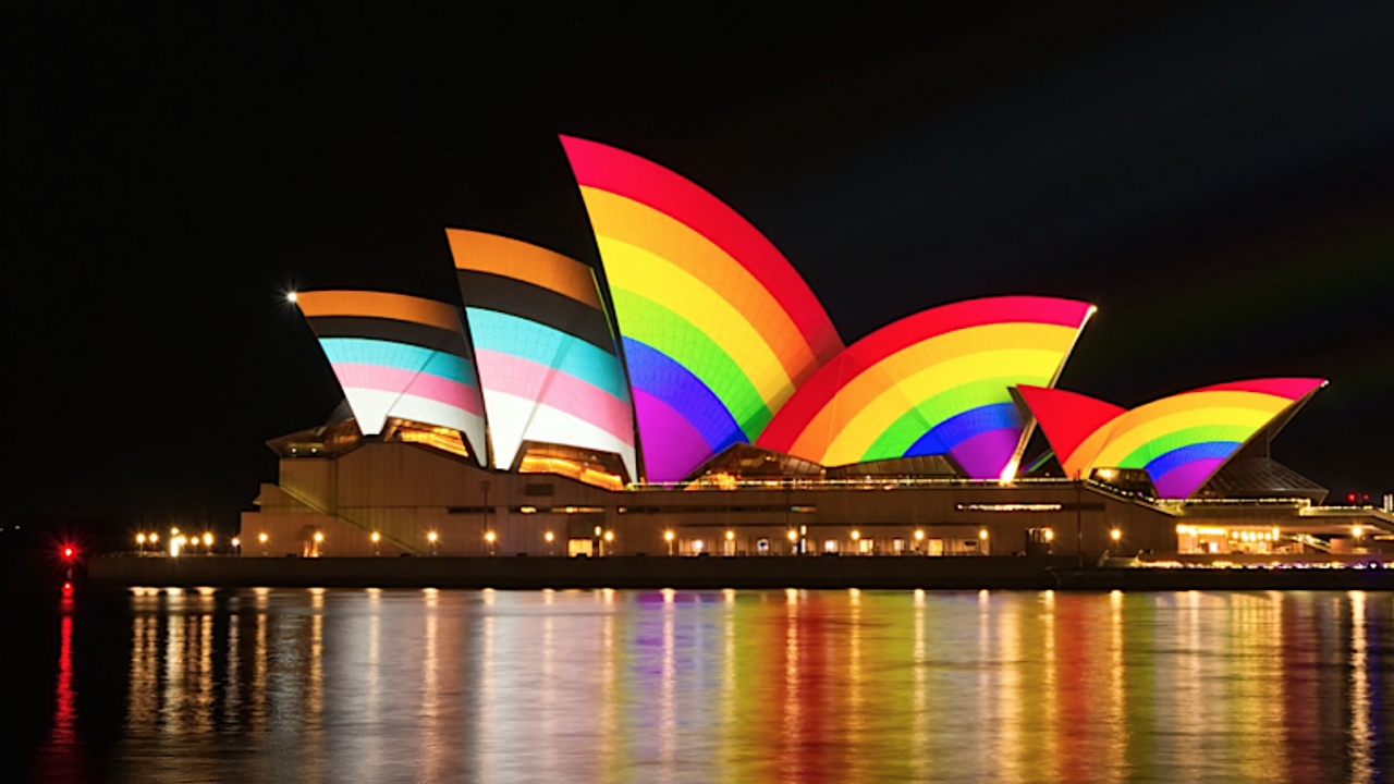 Операта в Сидни светна в цветовете на дъгата по случай Световния прайд