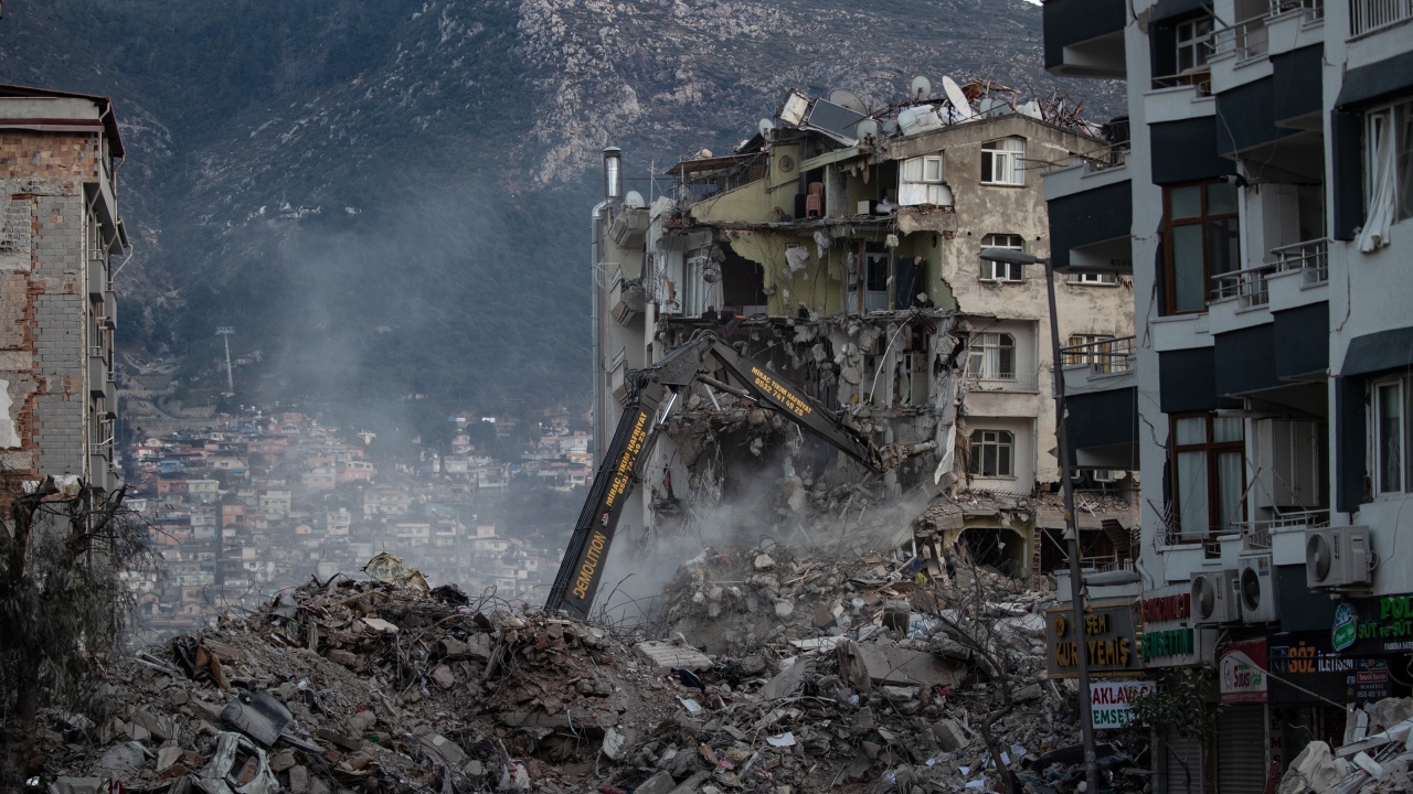 Катар изпрати три самолета помощи за пострадалите от земетресенията в Турция