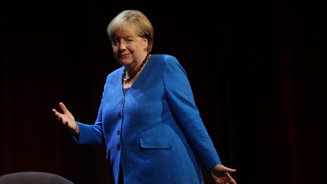 Руски комици си направиха шега по телефона с Меркел
