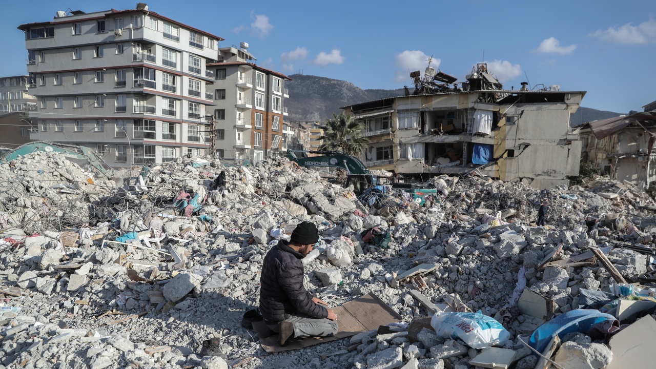 Най-малко 42 души са били ранени в новите земетресения, разтърсили