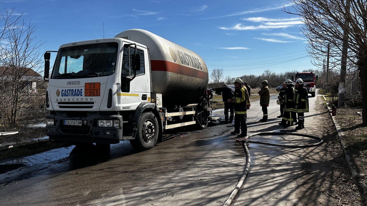 Цистерна с гориво се е запалила в Хасковско,  евакуират хора