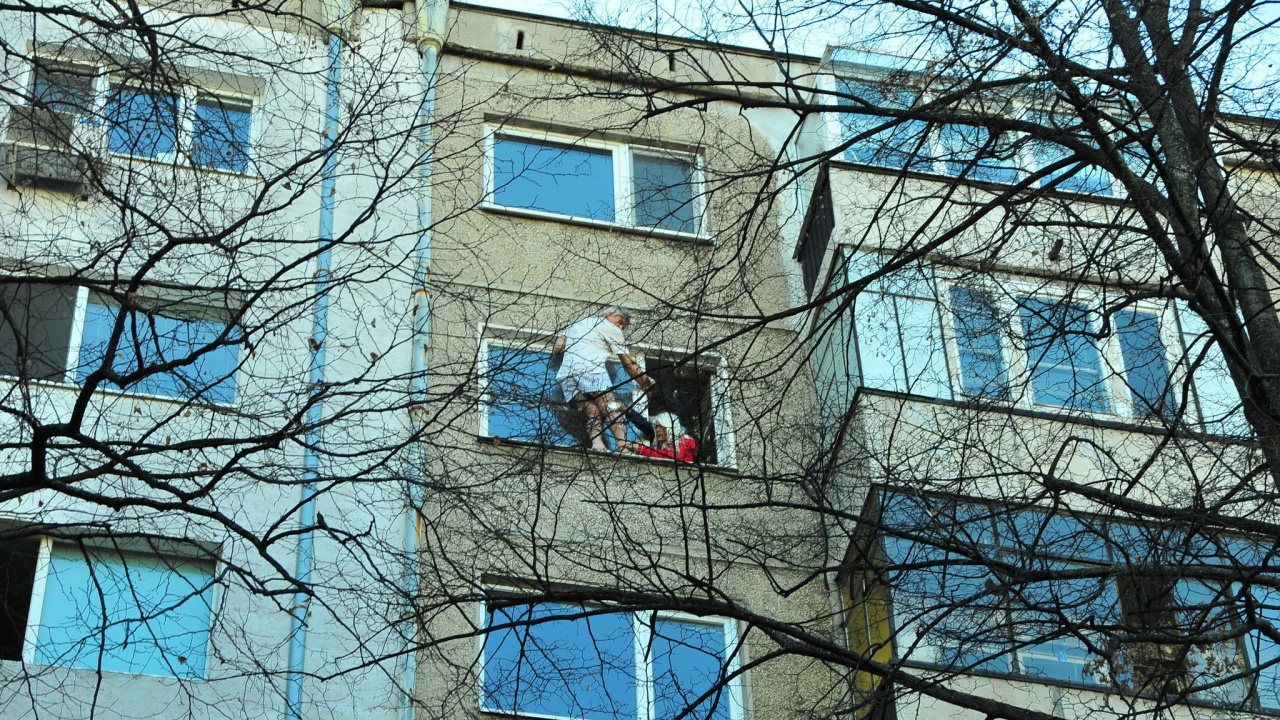 Мъж заплашва да скочи от седмия етаж в София