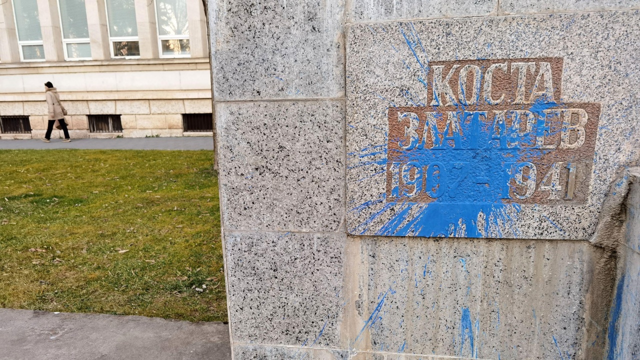 Омазаха с боя паметника на Коста Златарев в Плевен