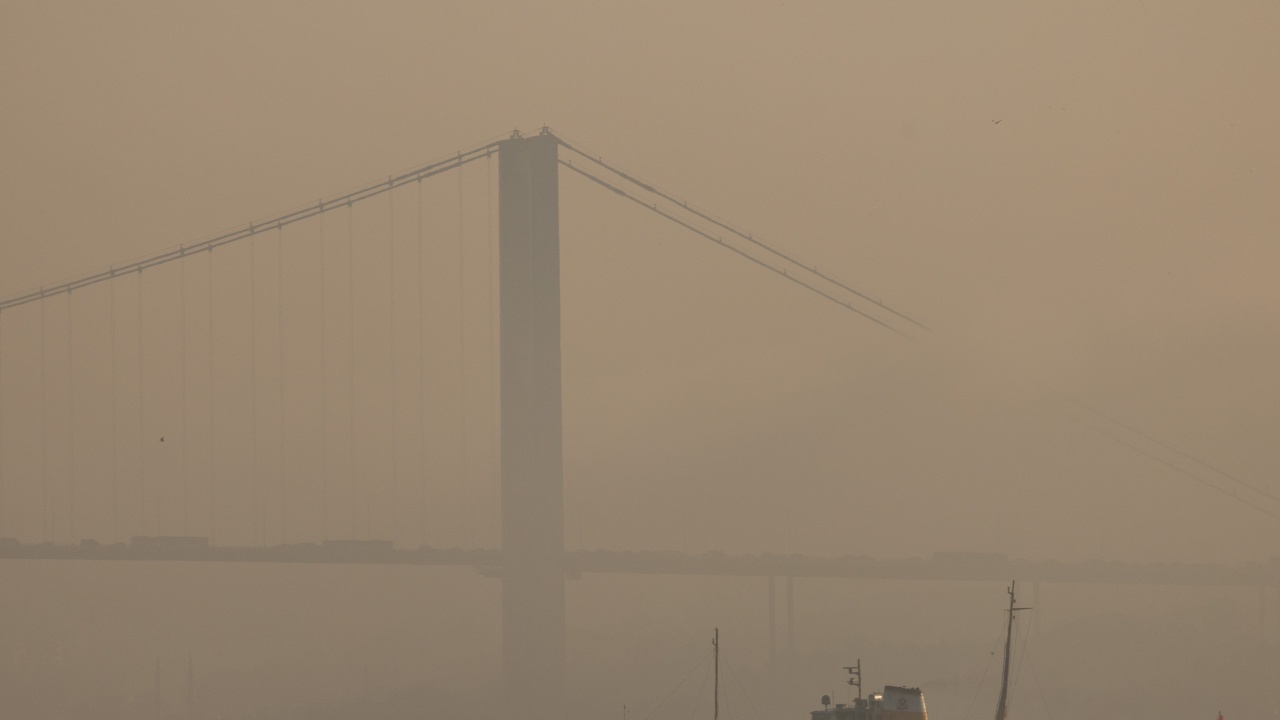 Гъста мъгла спря морския трафик през Босфора