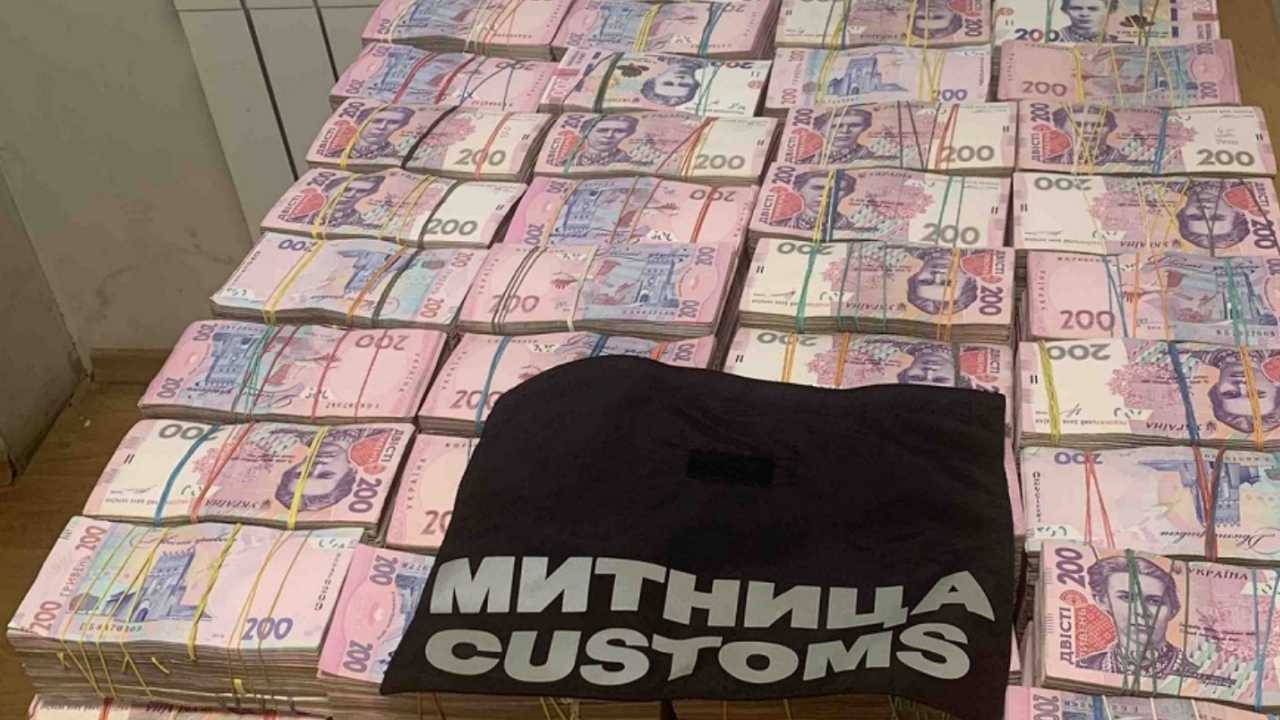 Митничари заловиха украинска валута за близо 400 000 лв. в стените на микробус