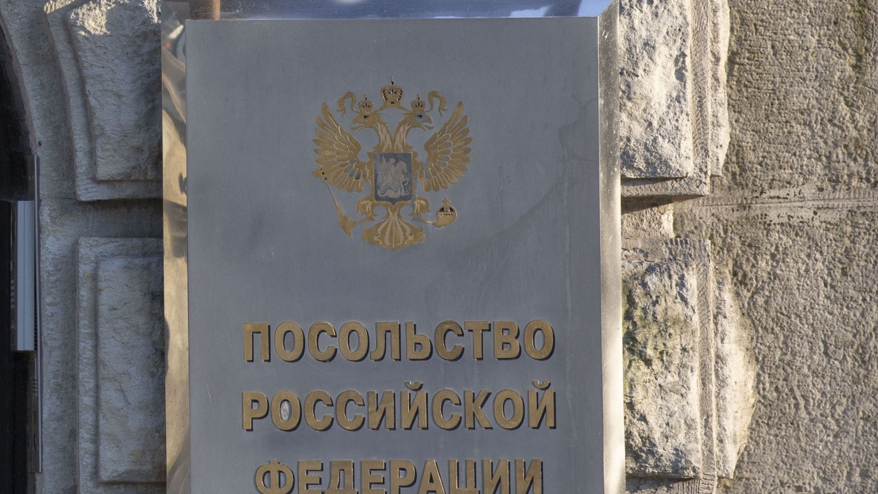 Руското посолство сравни откъртването на плочата от Паметника на Съветската армия с богохулство