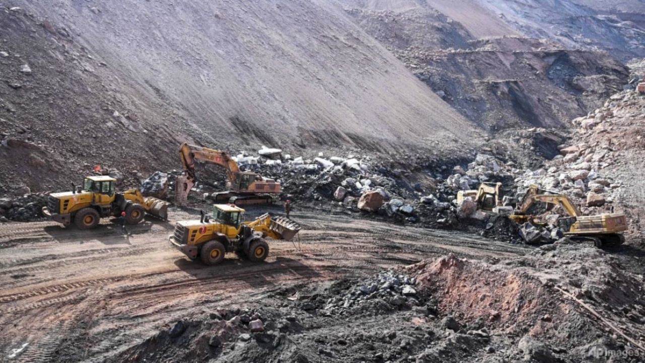 6 загинали и близо 50 изчезнали след срутването на мина в Китай