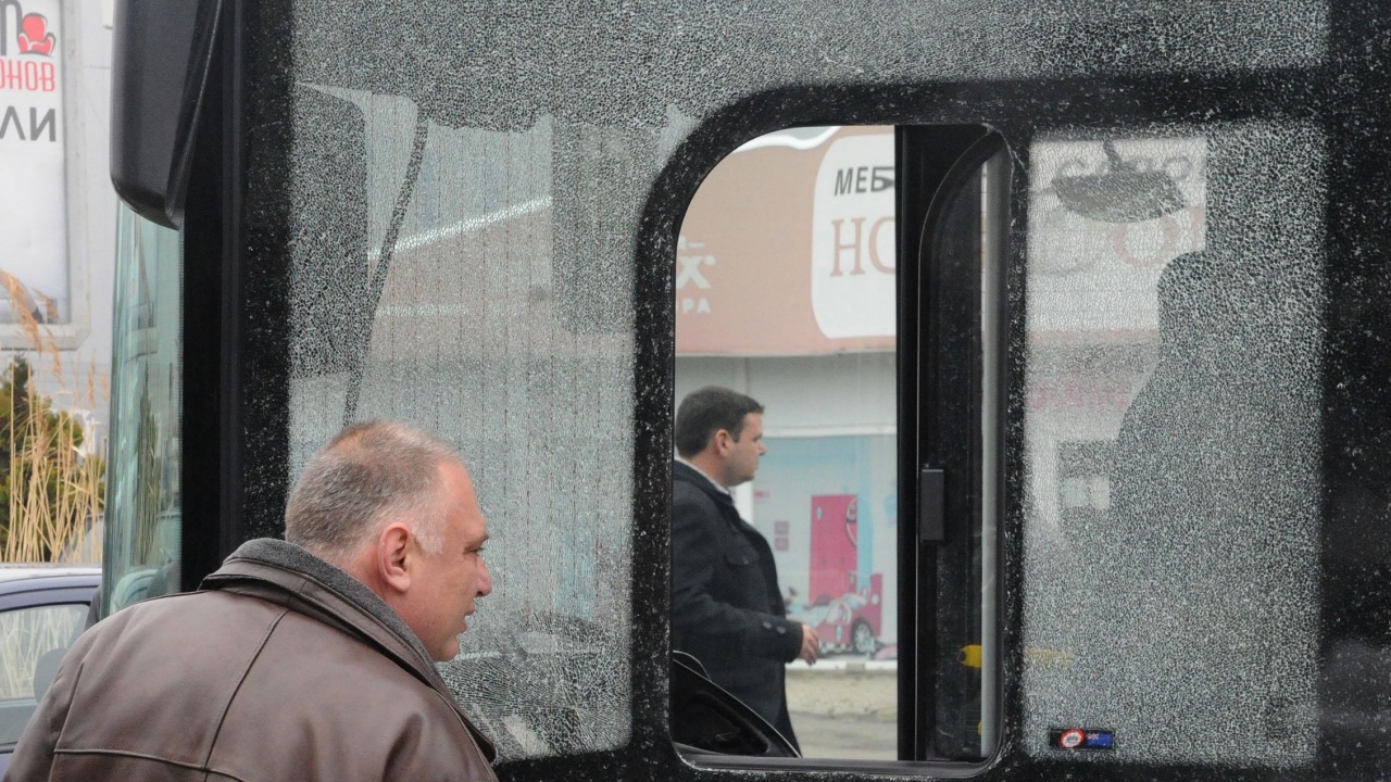 Полицайка и момче са ранени в стрелбата по автобус в Пловдив