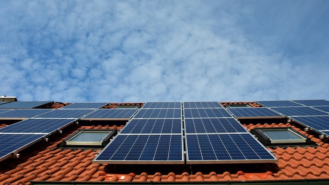 Соларната система на покрива осигурява 20 години безплатен ток