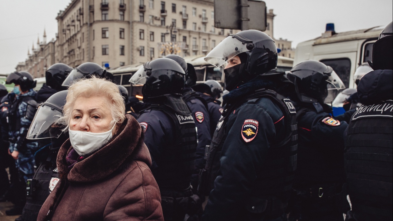 Продължават антивоенните протести и полицейските арести в Русия.
 
Най-малко шестима души