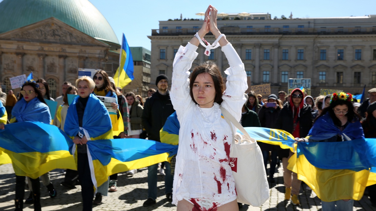 Оцелели украинки от войната разказват: Редуваха се да ме изнасилват