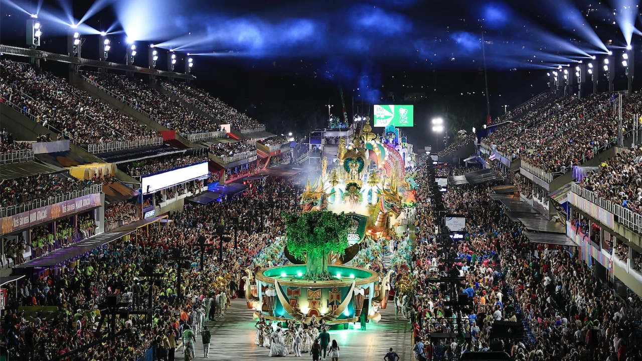 Карнавалът в Рио привлече милиони бразилци в града и пред