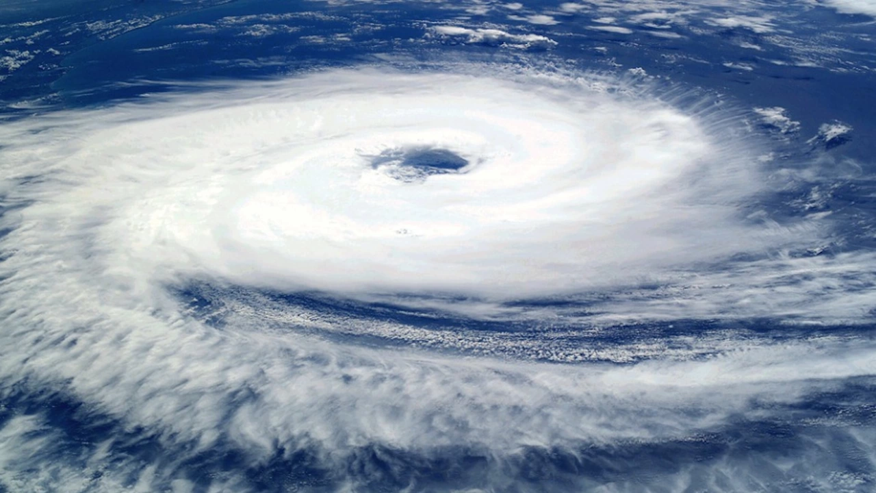 Тропическия циклон Фреди се насочи към остров Мавриций съобщават от