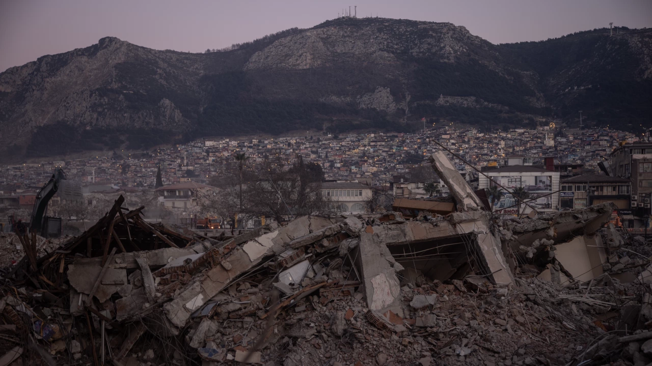 Нов силен трус разтърси Турция и Сирия Всичко по темата Земетресението в