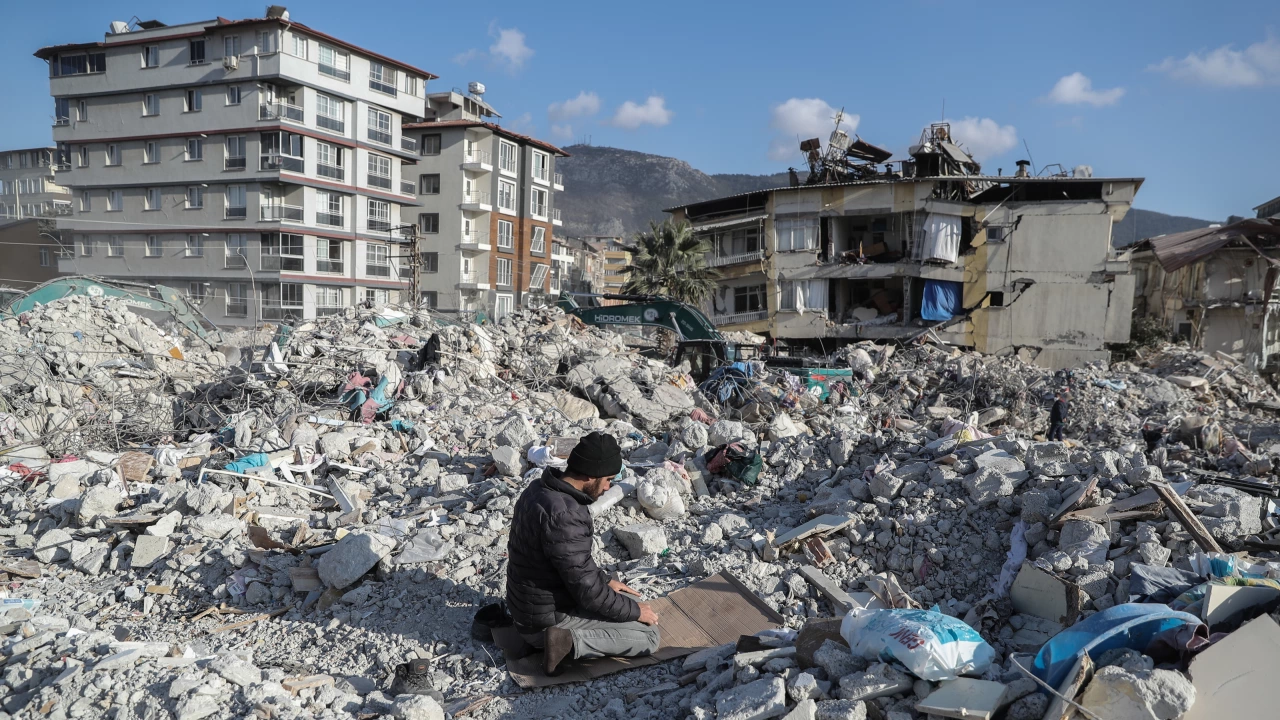 Най малко 42 души са били ранени в новите земетресения разтърсили