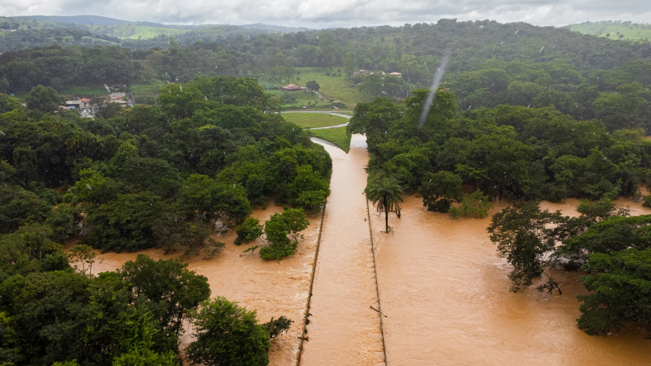 Най малко 40 души са загинали при проливните дъждове които удариха