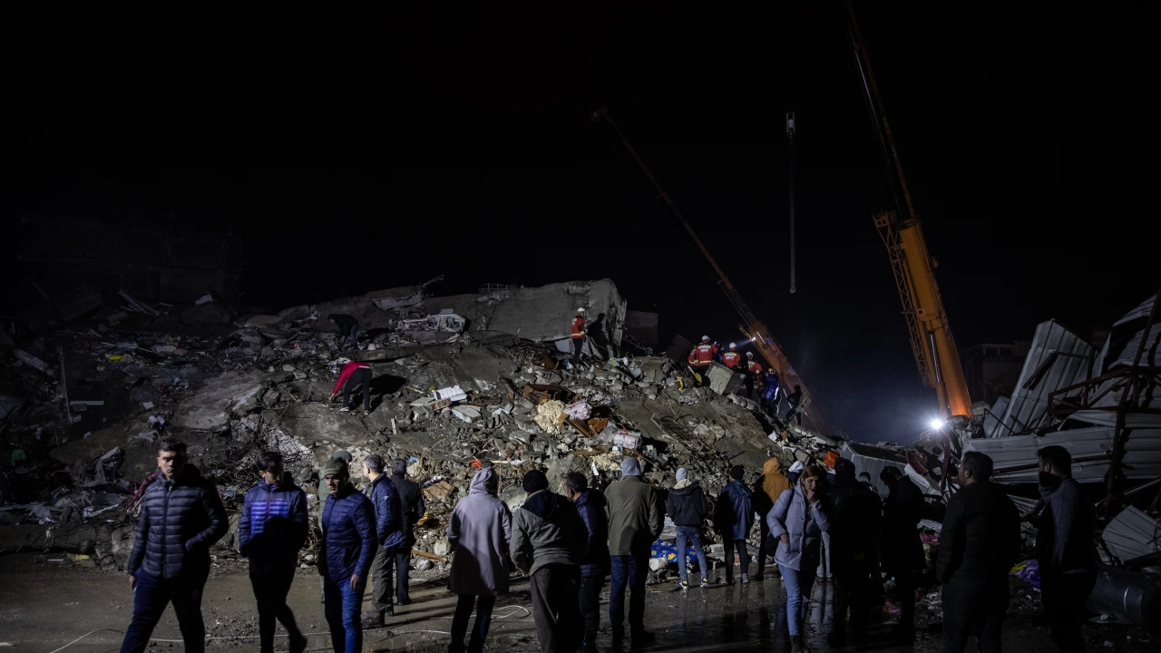Кошмарна нощ в Турция след двете нови силни земетресения в
