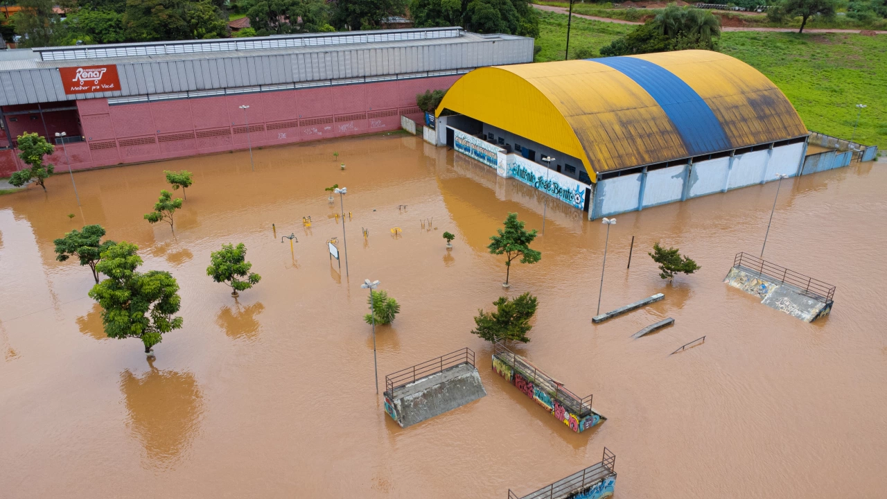 46 души загинаха при наводнения в Бразилия Спасителни екипи и