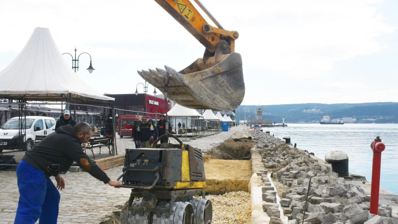 Започна укрепването на кейовата стена на Морска гара във Варна По