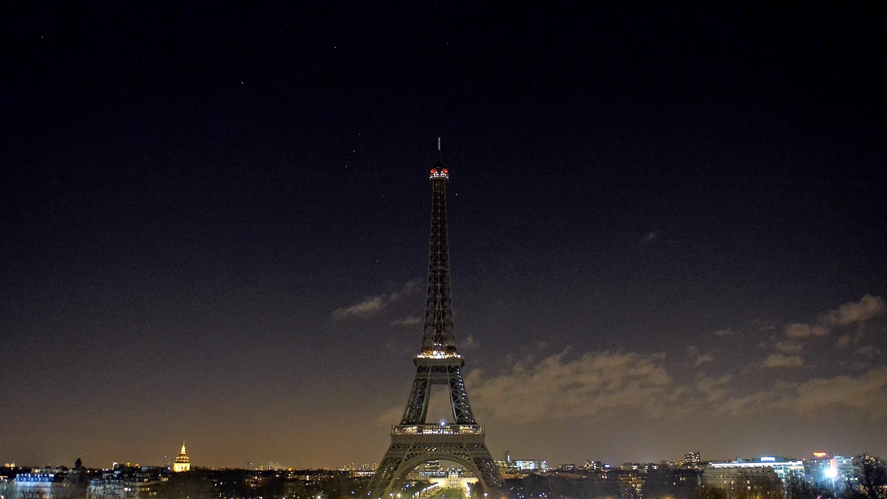 Айфеловата кула в Париж бе осветена с цветовете на украинското
