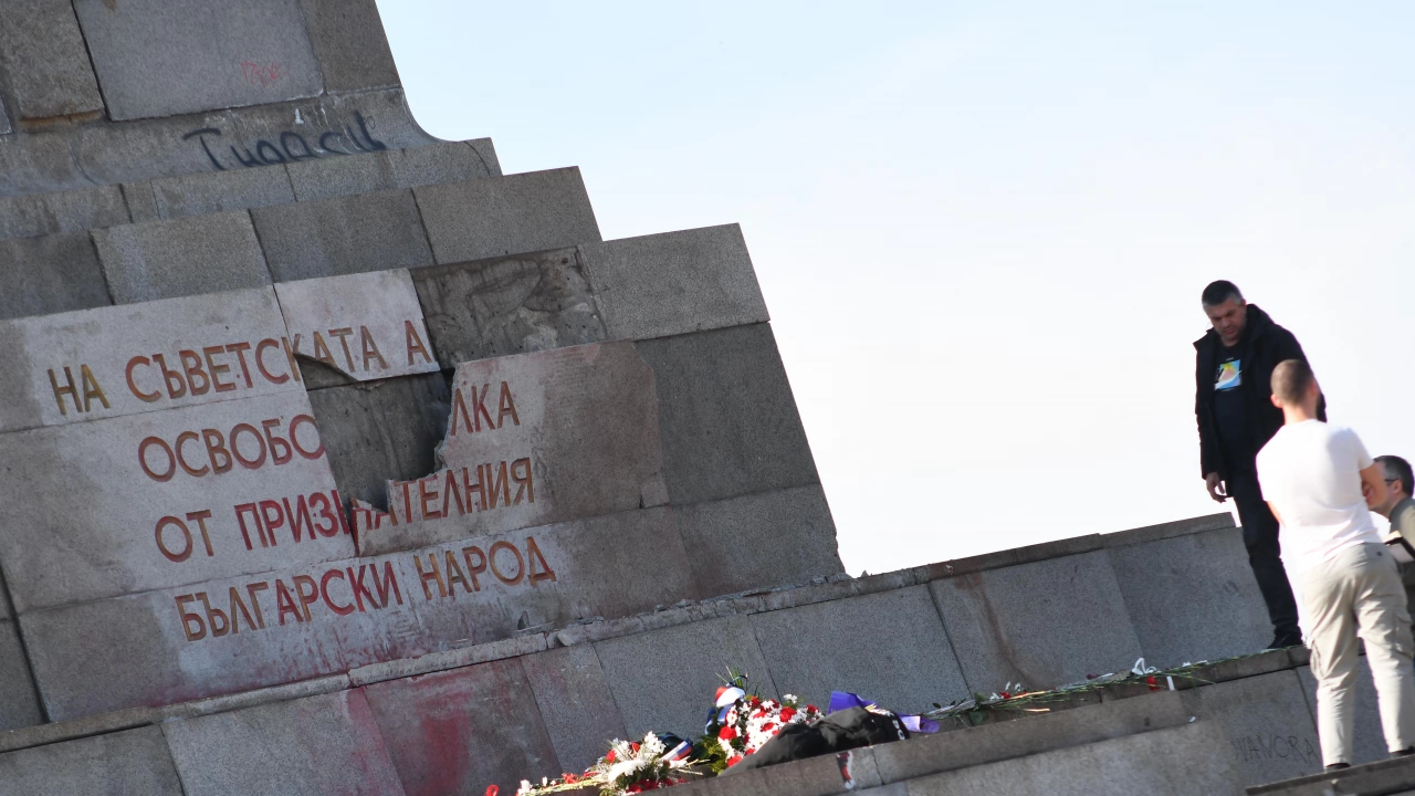 61 годишният Светлозар Раянов счупил плочата на паметника на Съветската армия