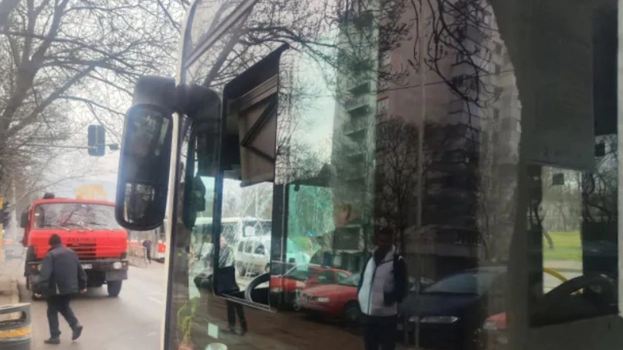 Автобус на градския транспорт в София се удари в стълб