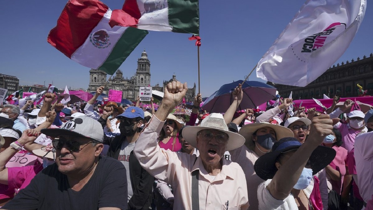 Половин милион мексиканци протестираха срещу промени в изборното законодателство, според
