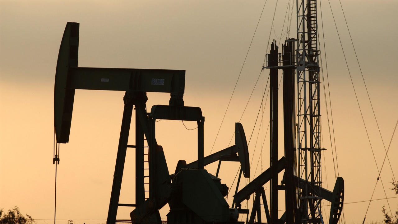 Петролът спада под натиска на силния долар