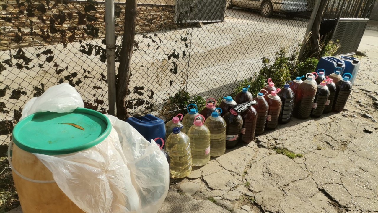 Иззеха 700 литра нелегален алкохол в Луковит