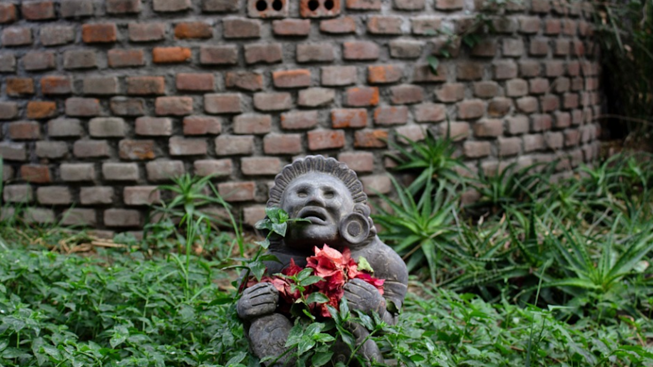 Новооткрита скулптура на маите показва жена владетел с пленник