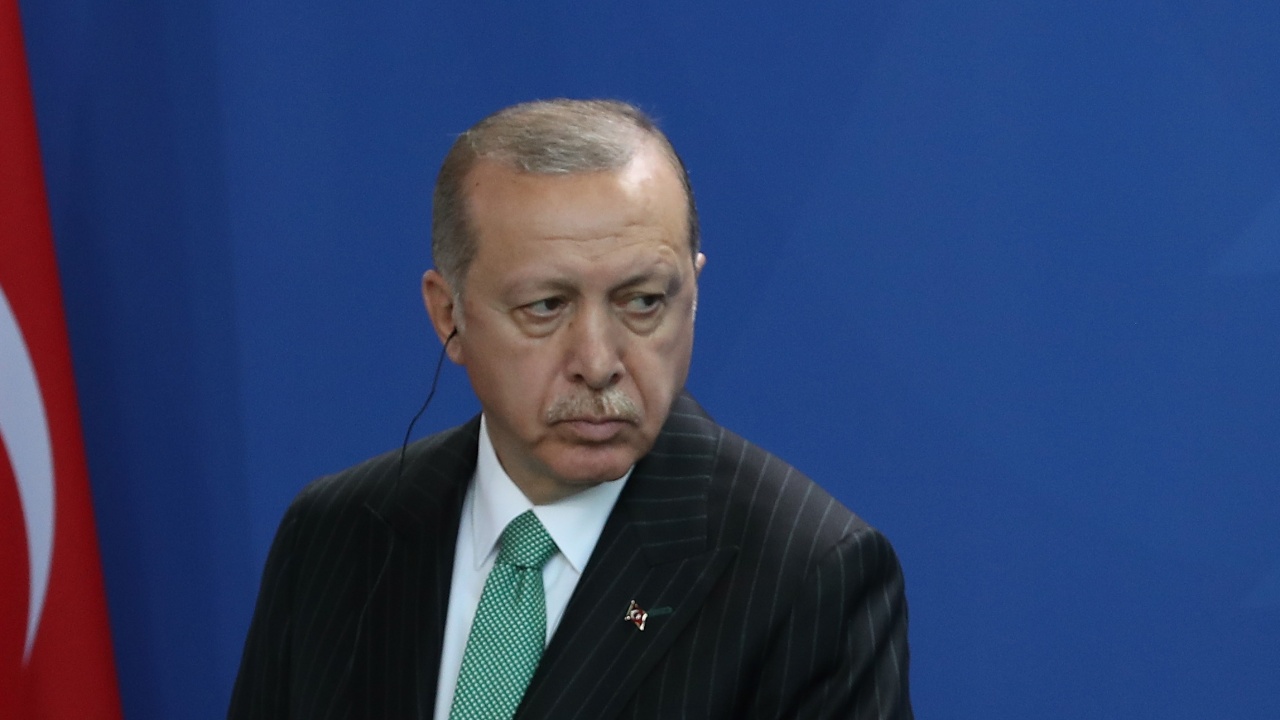 Партията на Реджеп Ердоган запазва подкрепата си след трусовете