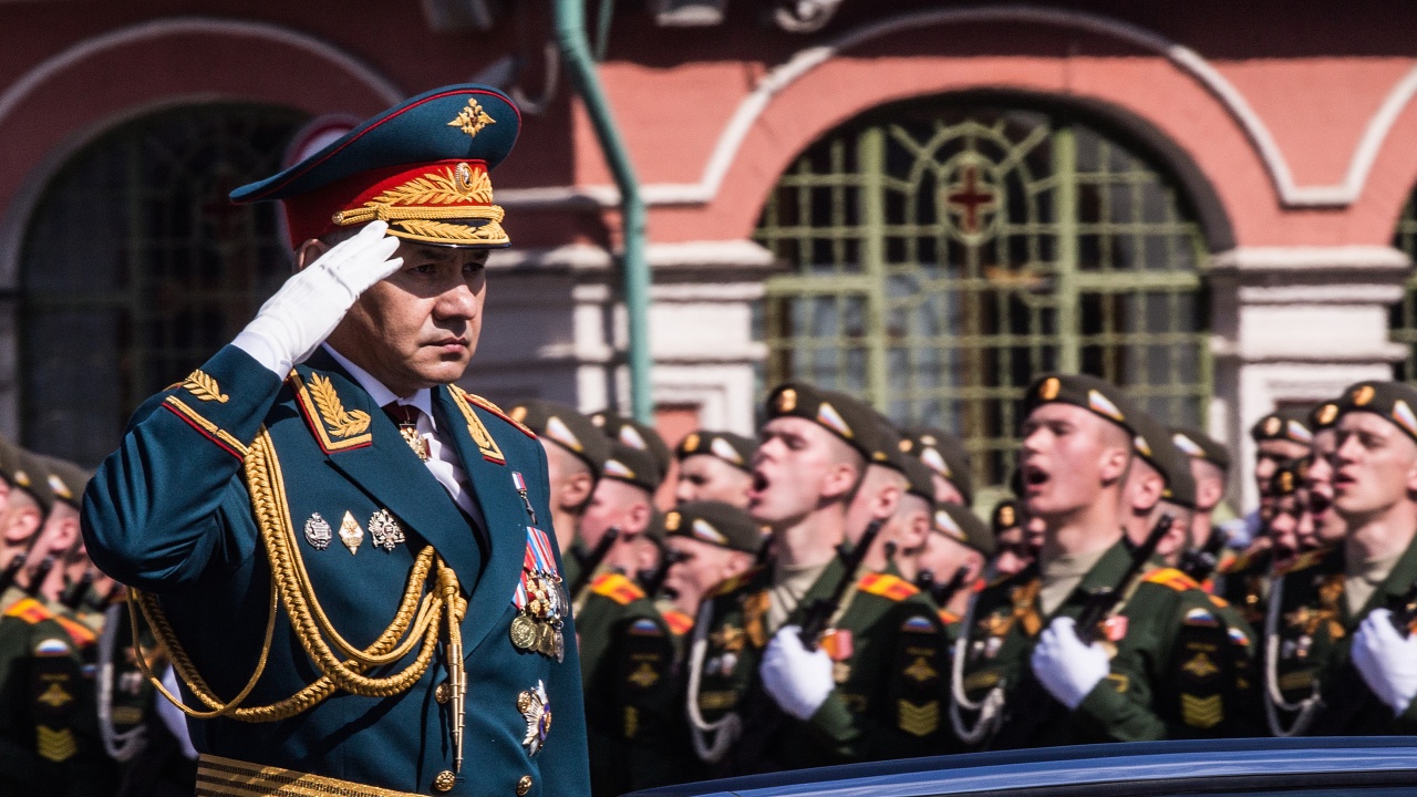 Руският министър на отбраната Сергей Шойгу инспектира руски сили, разположени