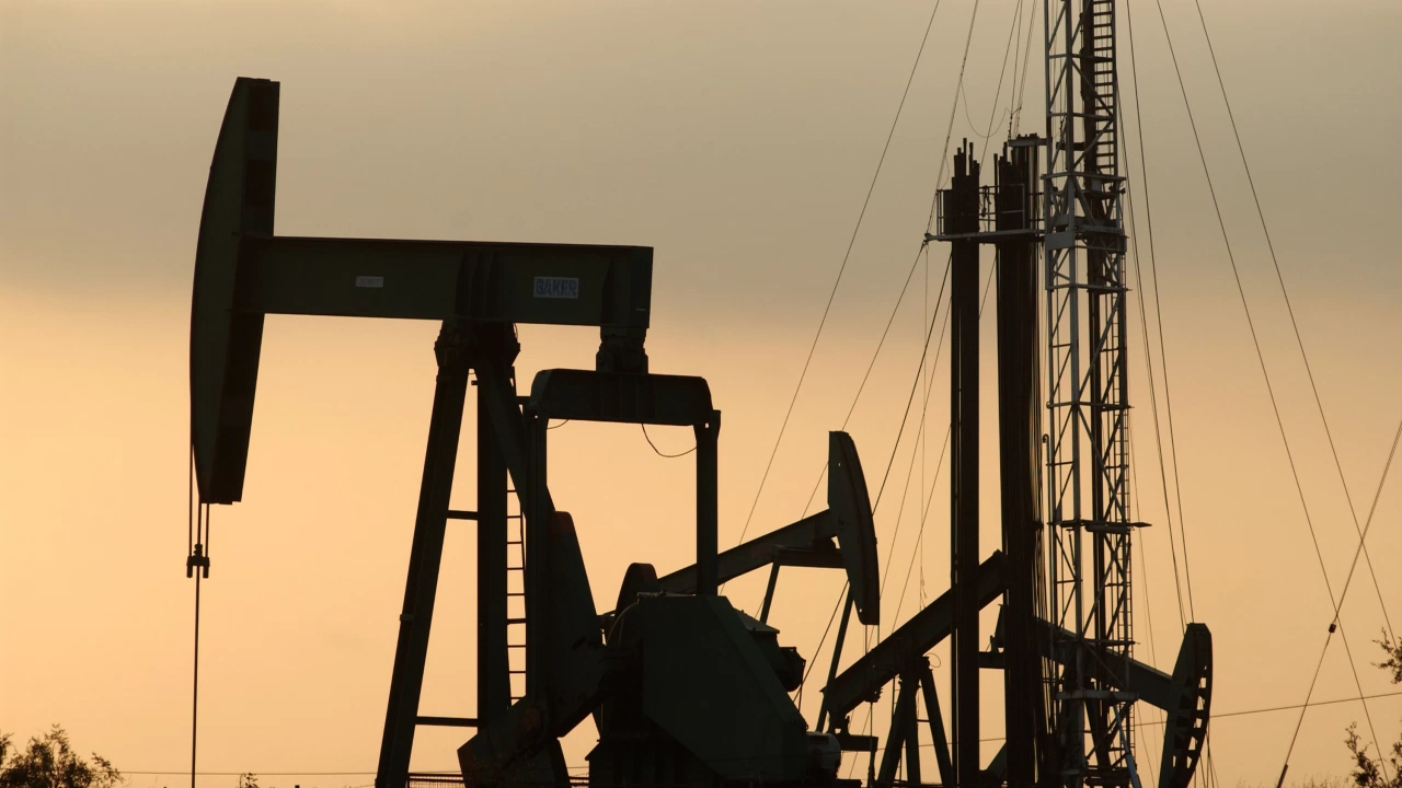 Цените на петрола спаднаха в днешната търговия под натиска на
