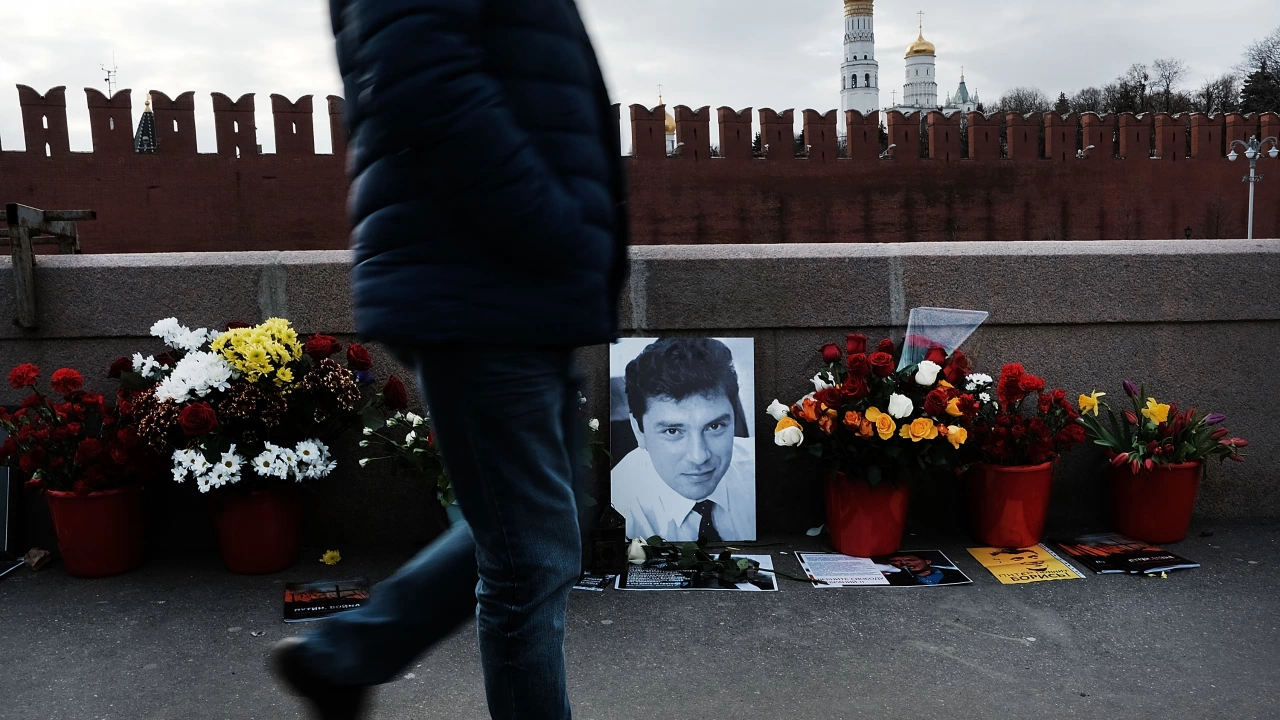 Няколко души снощи отбелязаха годишнината от смъртта на руския опозиционер