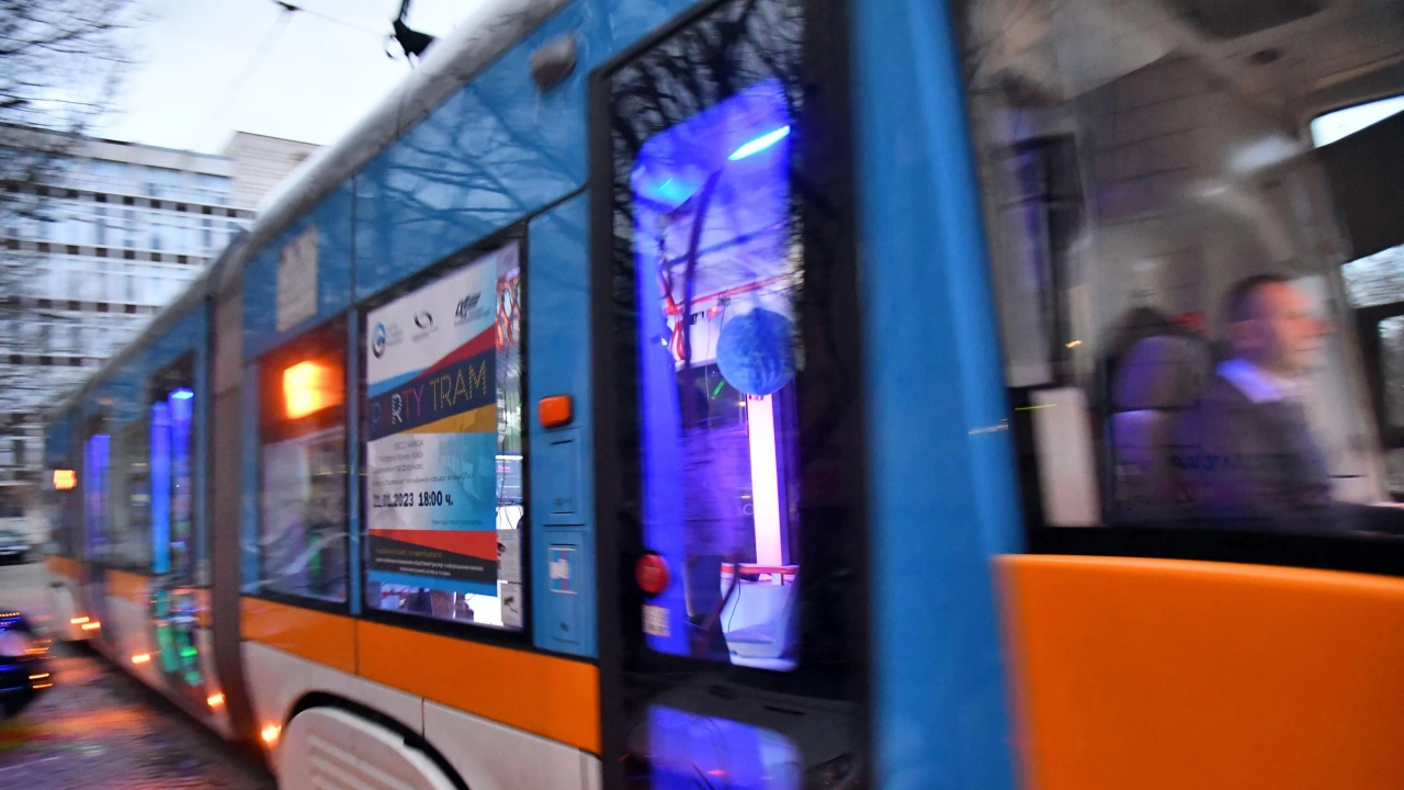 Кола блъсна трамвай на столичния булевард България Това стана ясно