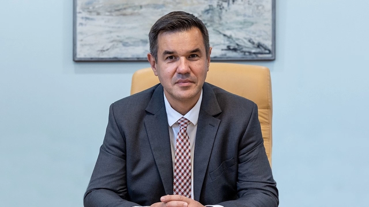 Министърът на икономиката и индустрията Никола СтояновНикола Стоянов е роден през