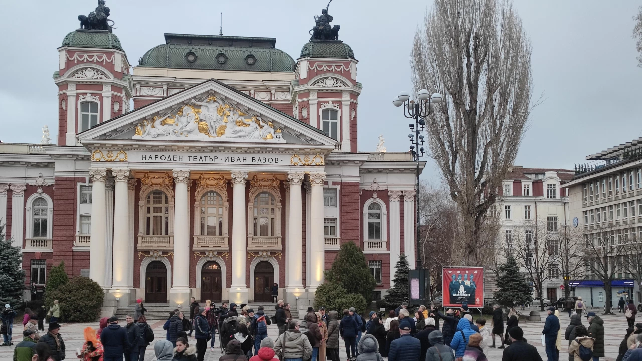 Протестиращи се събраха пред Народен театър Иван Вазов за втора