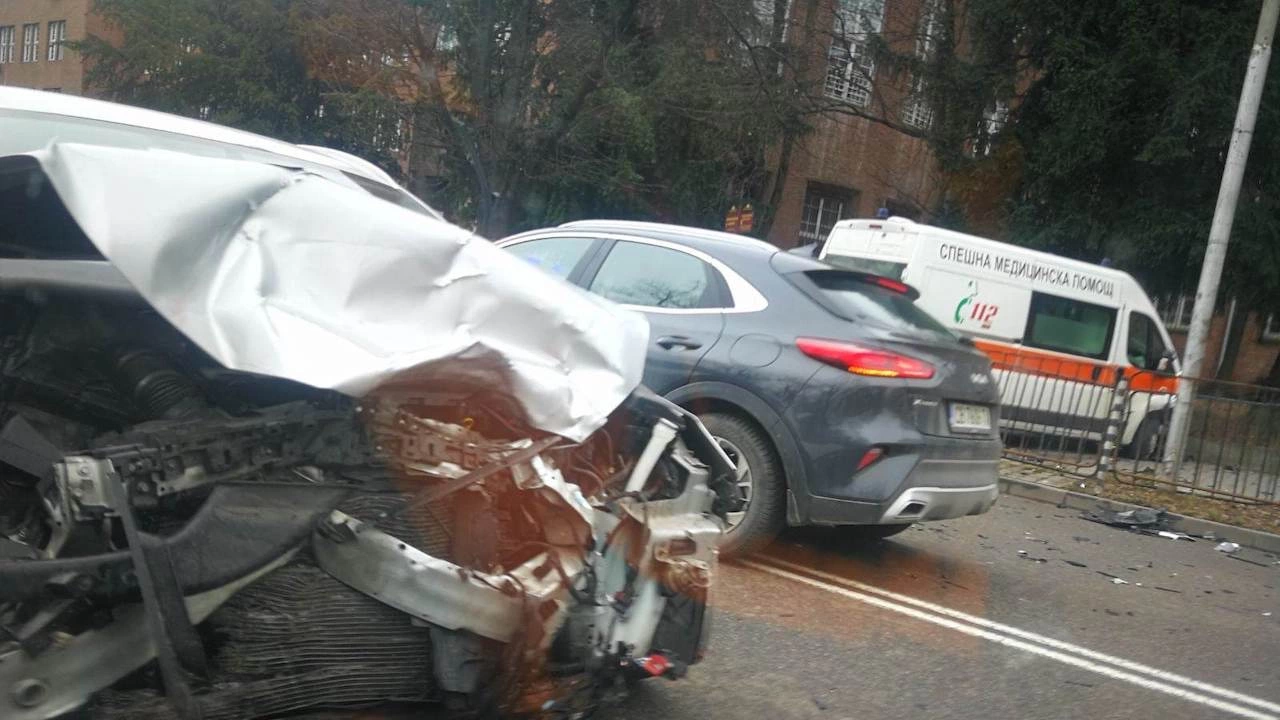 Катастрофа между линейка и кола е станала на столичния бул