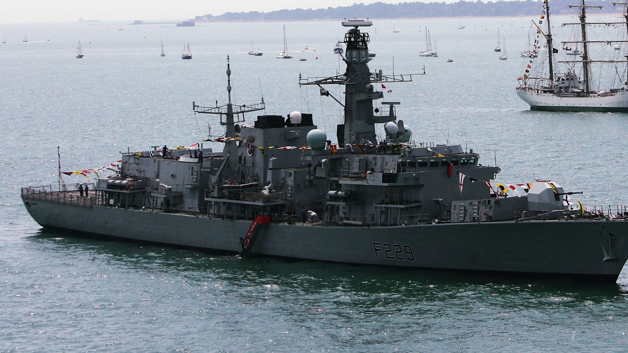 Фрегатата на британския военноморски флот ВМФ Ланкастър конфискува кораб с