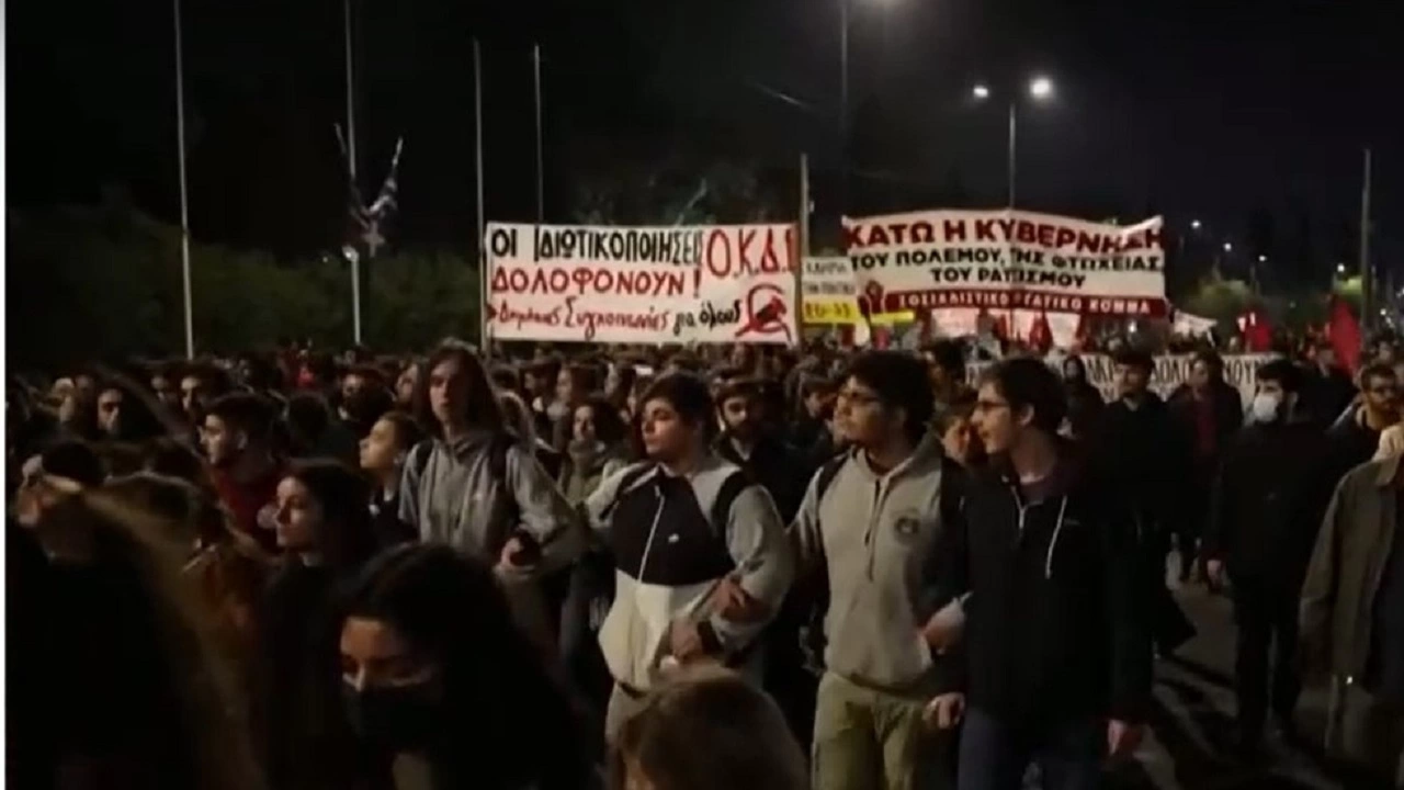 Протести в Гърция след челната катастрофа между два влака Демонстрации