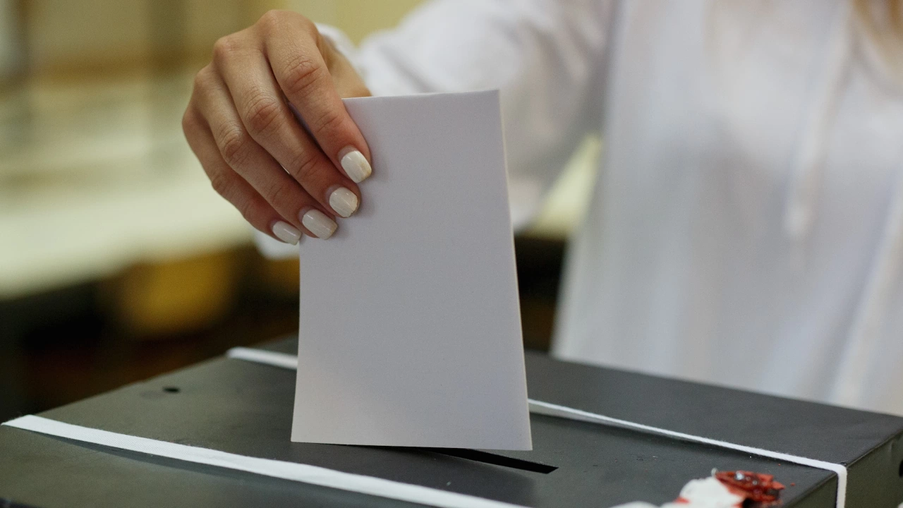 Централната избирателна комисия реши че гласуването с хартиена бюлетина и