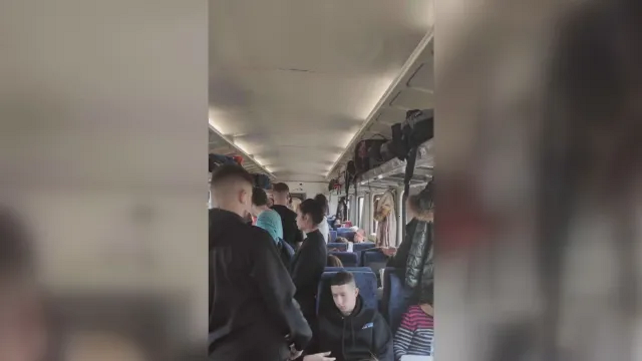 Правостоящи пътници в бързия влак от Варна за София.
За това сигнализира зрителка