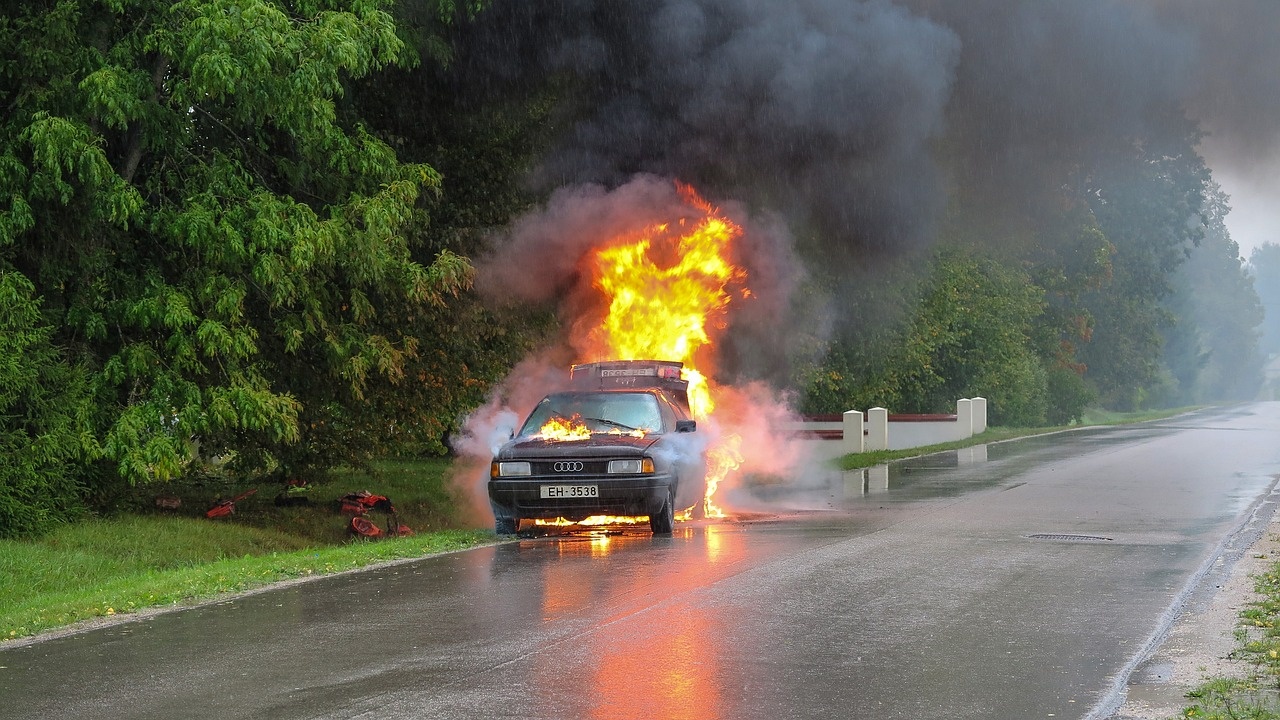 Кола се запали край Кричим, двама мъже пострадаха