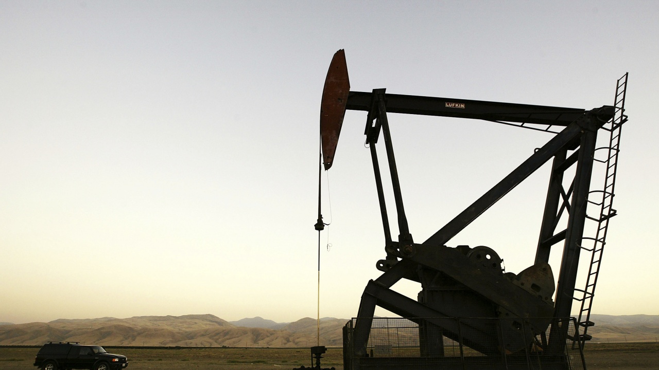 Цената на петрола на ОПЕК расте до близо 84 долара за барел