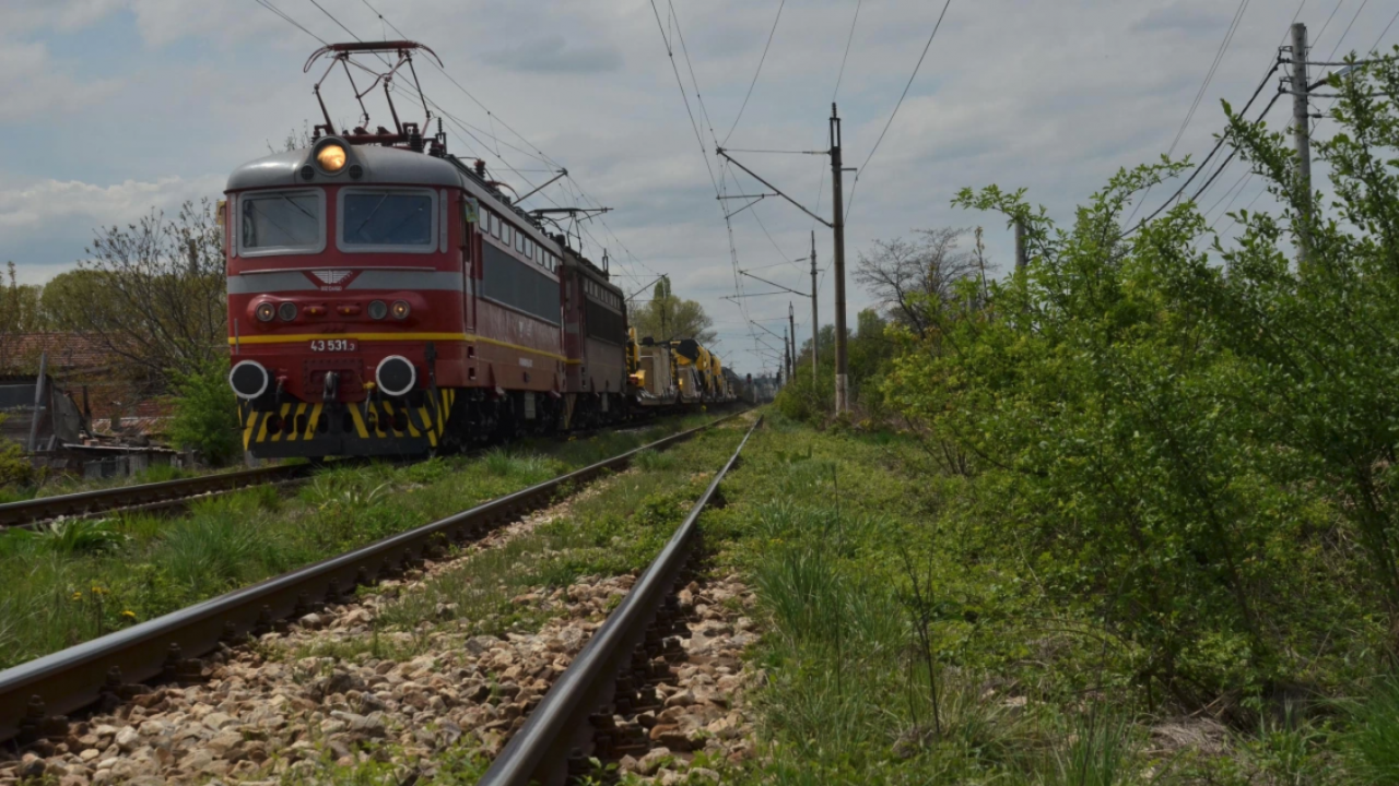 Паднала скална маса между гарите Костенец и Ихтиман спря движението на влаковете
