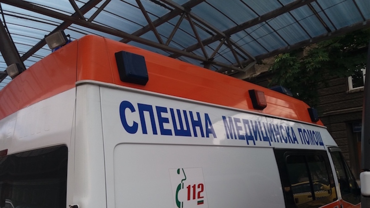 Мъж намушка медицинска сестра в ДКЦ в София