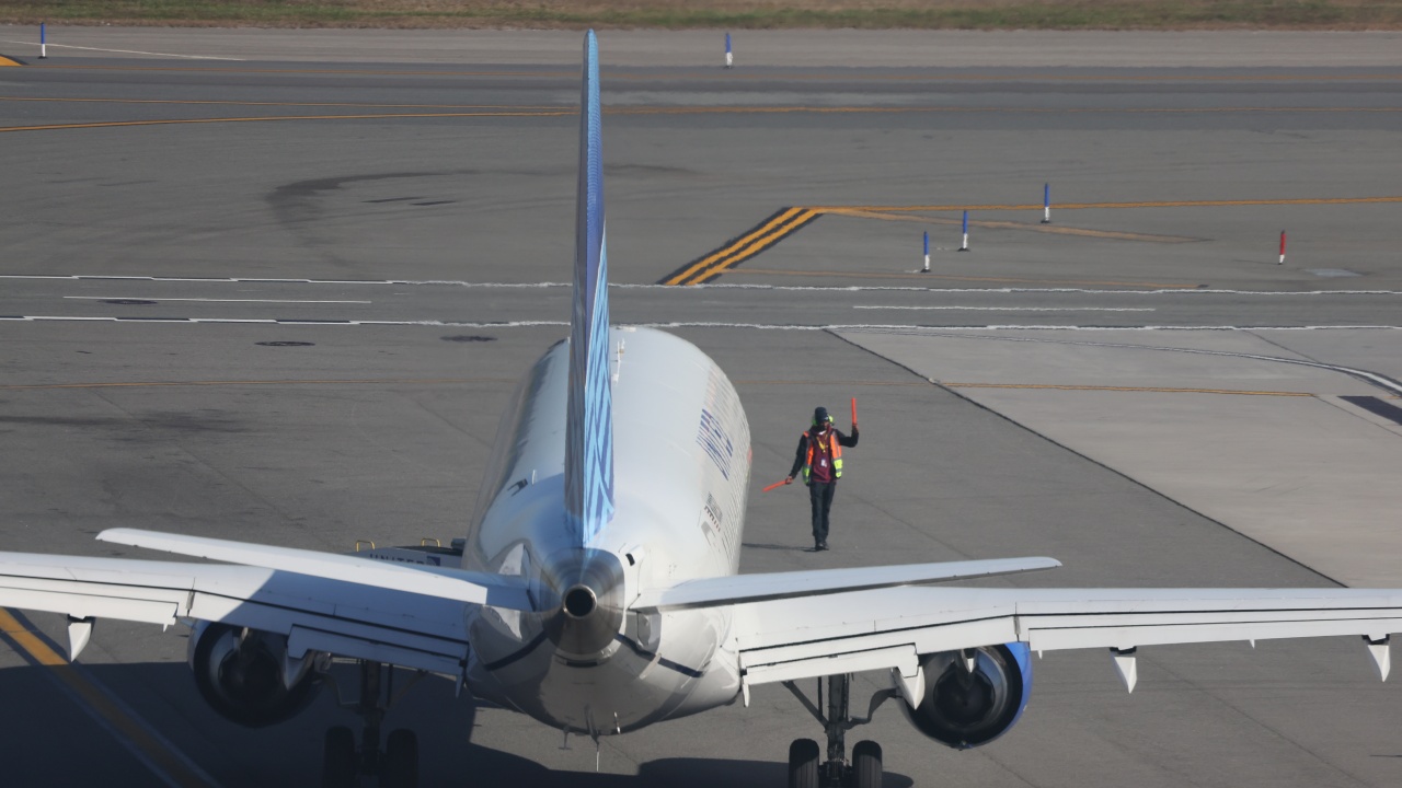 Жена с малко дете изтича на пистата на летището в Букурещ в опит да хване самолет за Лондон