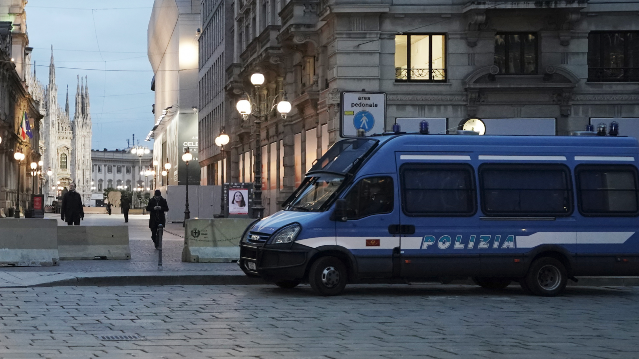 Двама крадци обраха и намушкаха с нож 5 души на улица в Милано