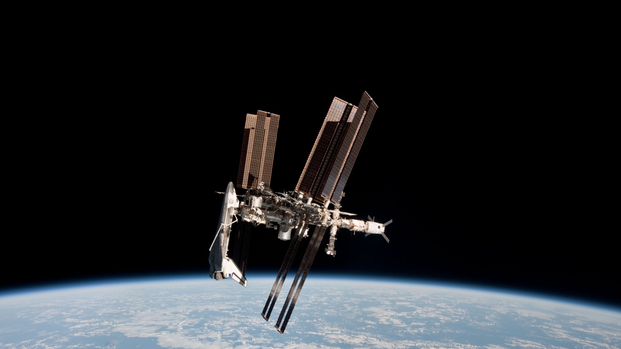 Орбитата на МКС е коригирана, за да се избегне сблъсък с летящи отломки